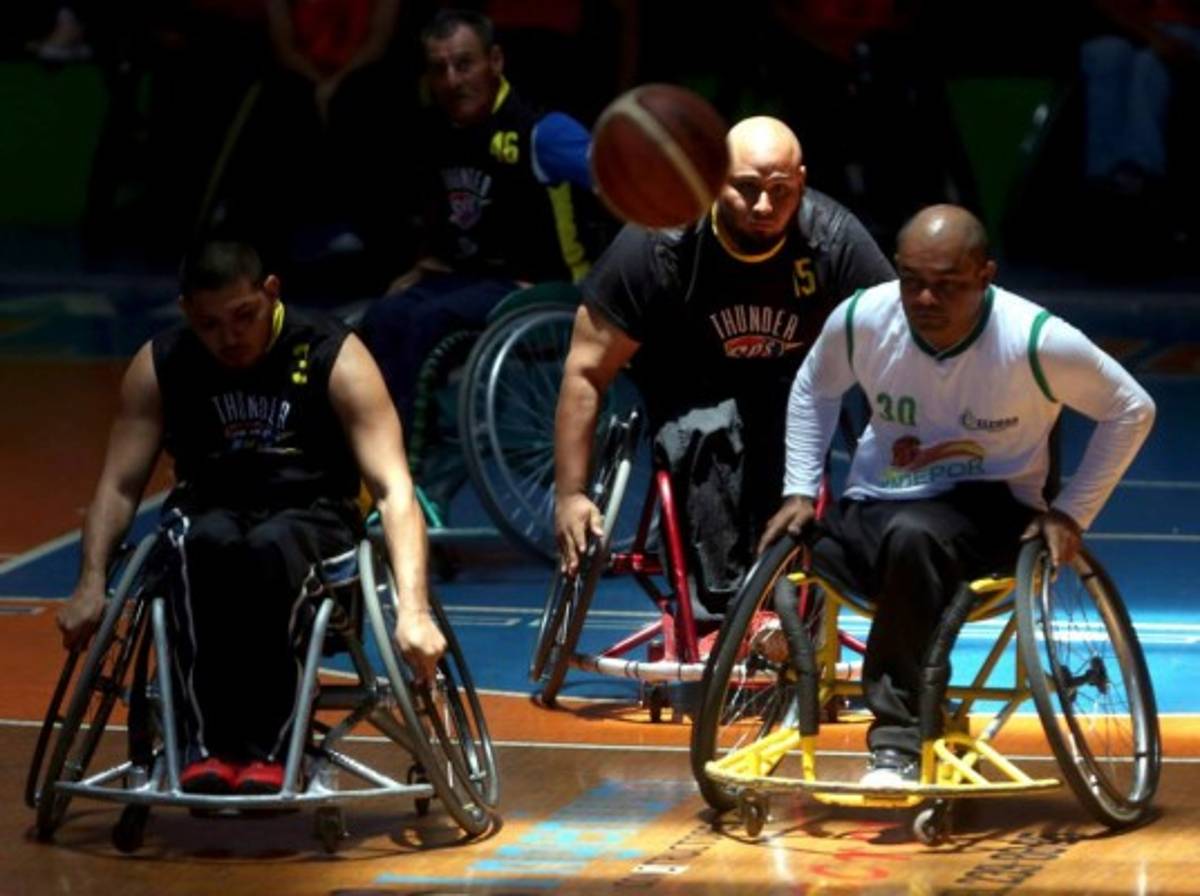 Exitosa jornada de baloncesto sobre silla de ruedas...