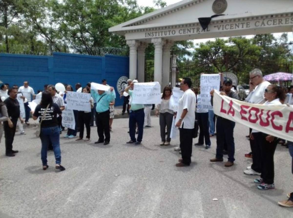 Maestros del Instituto Central realizan plantón para exigir seguridad en las afueras de la institución