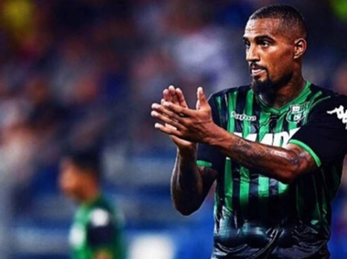 El delantero Kevin-Prince Boateng cerca del Barcelona