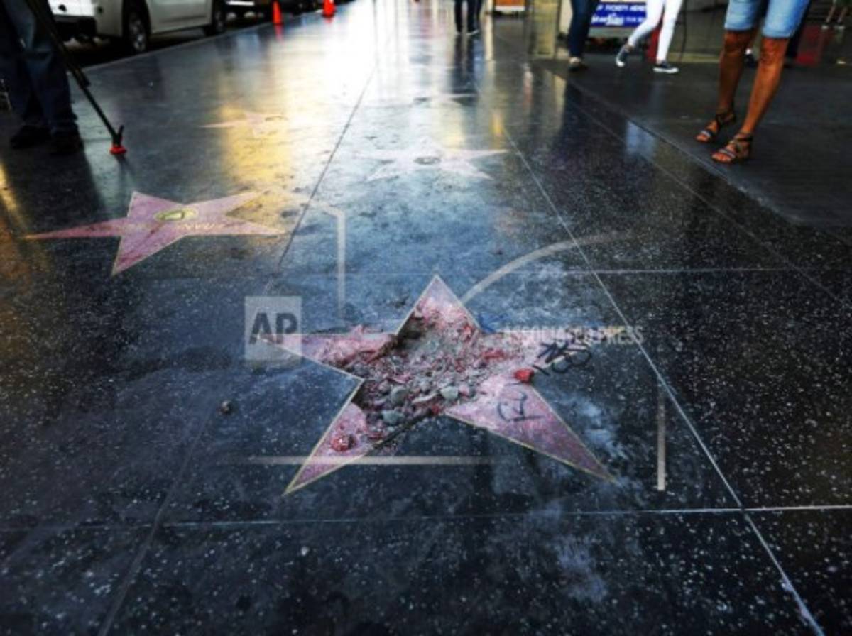 Piden retirar estrella de Donald Trump de Paseo de la Fama