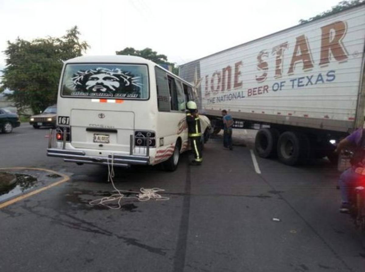 Un muerto y 30 heridos en accidente de transito