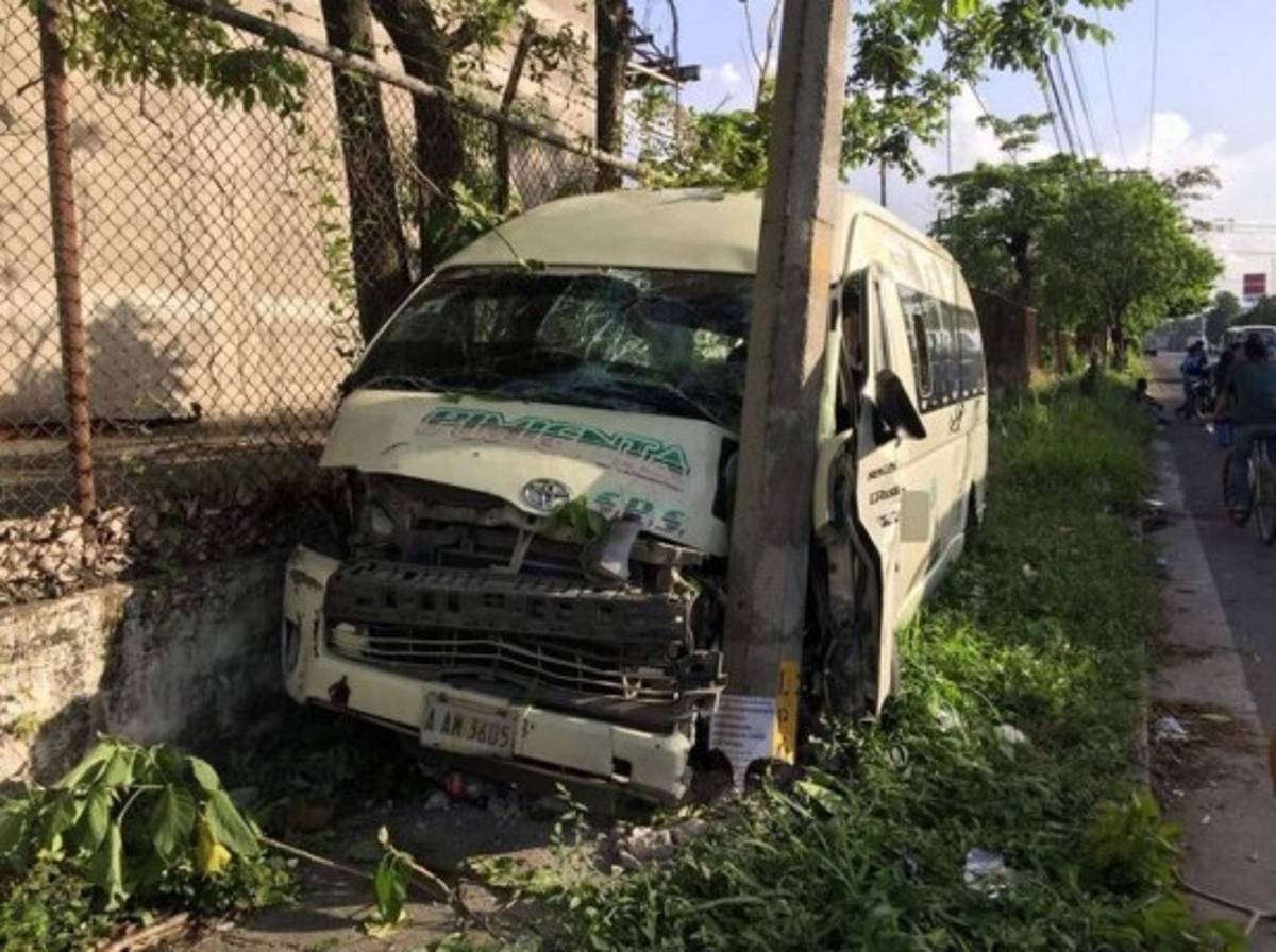 Imprudencia casi provoca tragedia al estrellarse un busito en San Pedro Sula