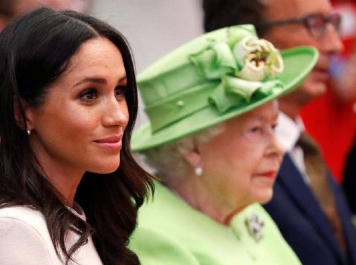 Reina Isabel rompe el protocolo por Meghan Markle