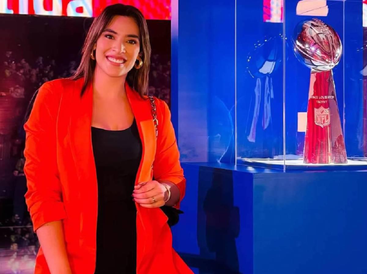 Carolina Lanza es sorprendida en programa en vivo por jugador del Olimpia Carolina Lanza es sorprendida en programa en vivo por jugador del Olimpia