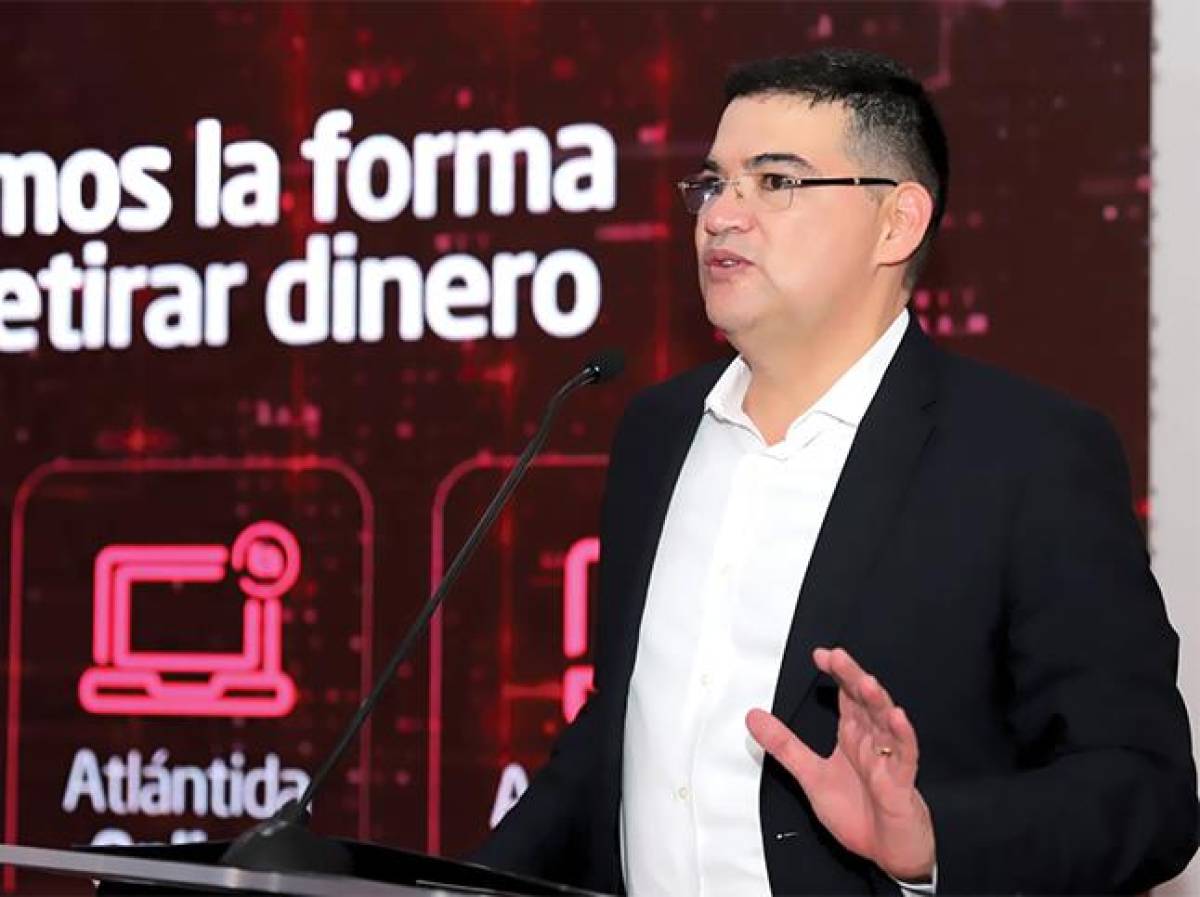 Carlos Girón, vicepresidente ejecutivo de Banco Atlántida, explicó la nueva forma de retirar dinero a través del código QR.