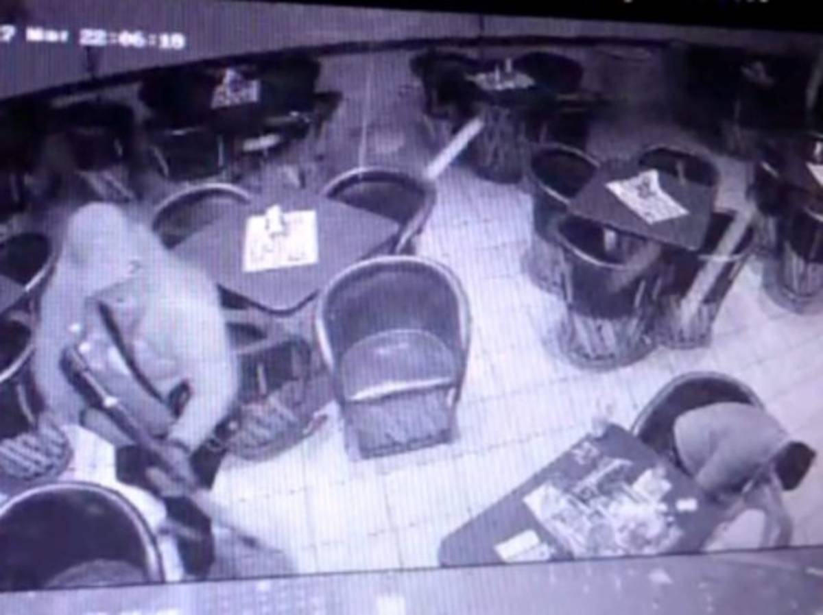 Las cámaras de seguridad captaron el momento en que los sicarios matan a las personas.