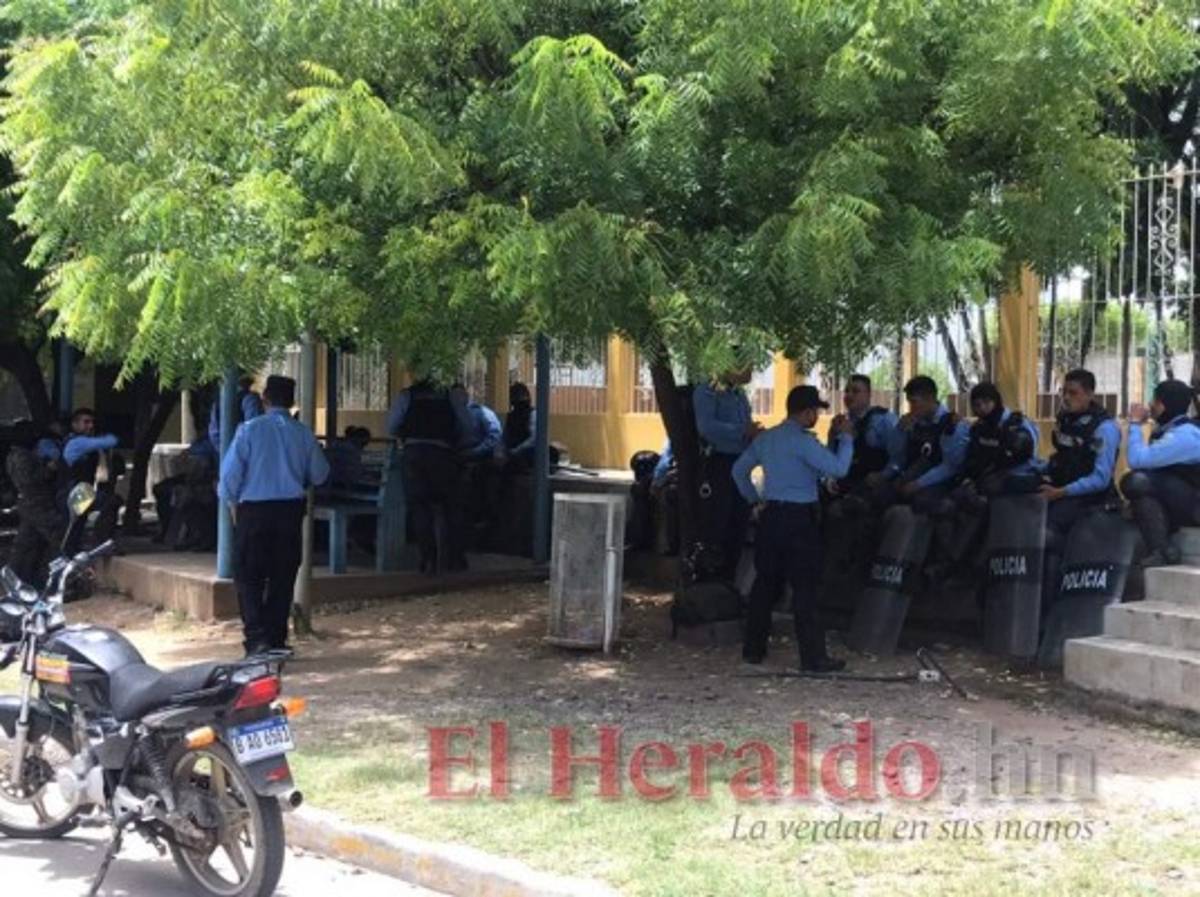 Este viernes, en Santa Ana de Yusguare se desplegaron operativos. Había policías hasta en el parque.