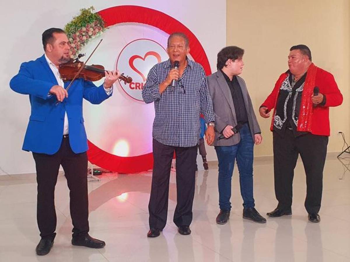 Reconocidos artistas nacionales, entre ellos: Moisés Canelo, Ángel Ríos, JCP, fueron los encargados de entretener con su talento la transmisión que se realizó por 12 horas consecutivas.
