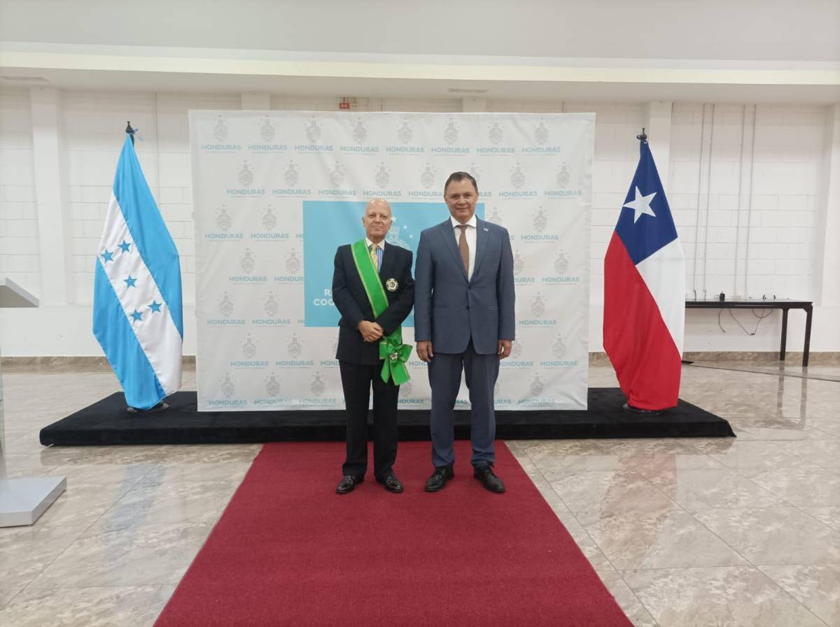 Gobierno de Honduras condecora con la Orden José Cecilio del Valle al embajador de Chile, Enrique Barriga Larraín