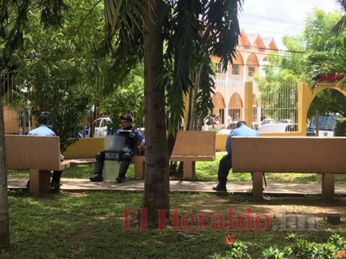 Decenas de policías permanecían en las calles de Santa Ana de Yusguare el 9 de julio.