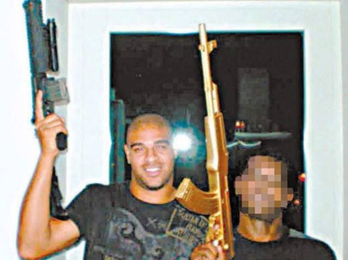 Adriano estaría involucrado con una temida banda criminal brasileña