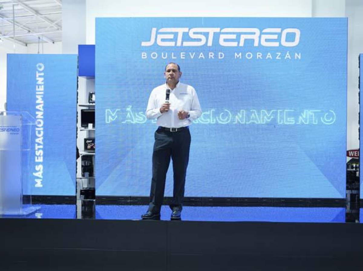 Humberto García, gerente de ventas de Jetstereo, dio las palabras de bienvenida al evento de inauguración.