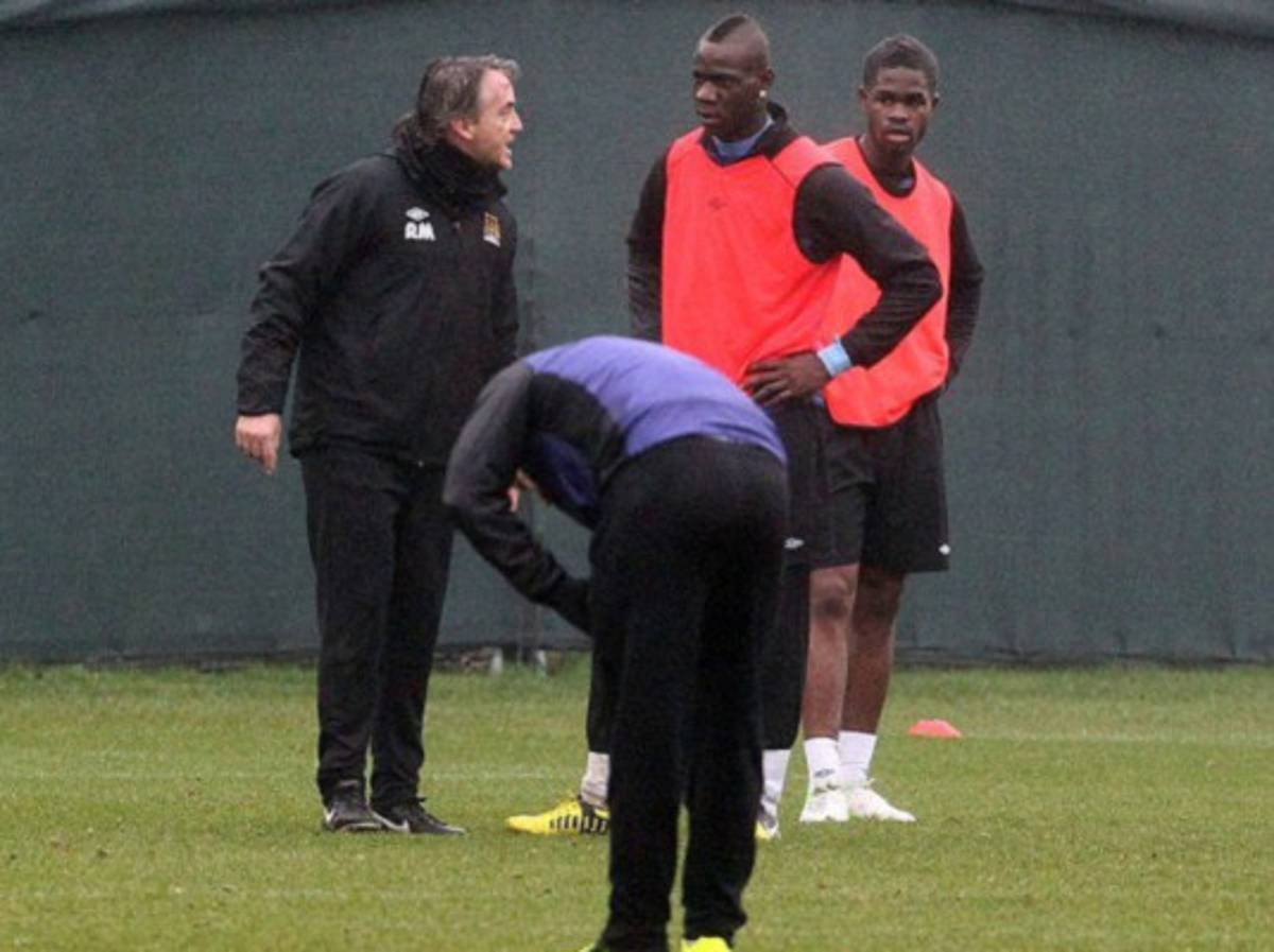 Mancini zarandea a Balotelli en entrenamiento del Manchester City