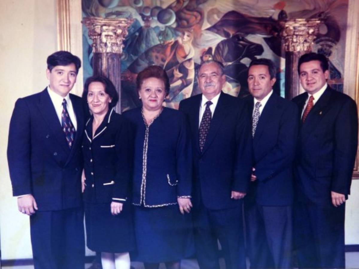 Posando con sus hermanos (Rafael -fallecido-, Alicia y Mario) y sus padres: Rafael Pineda Ponce y Lidia Espinoza.