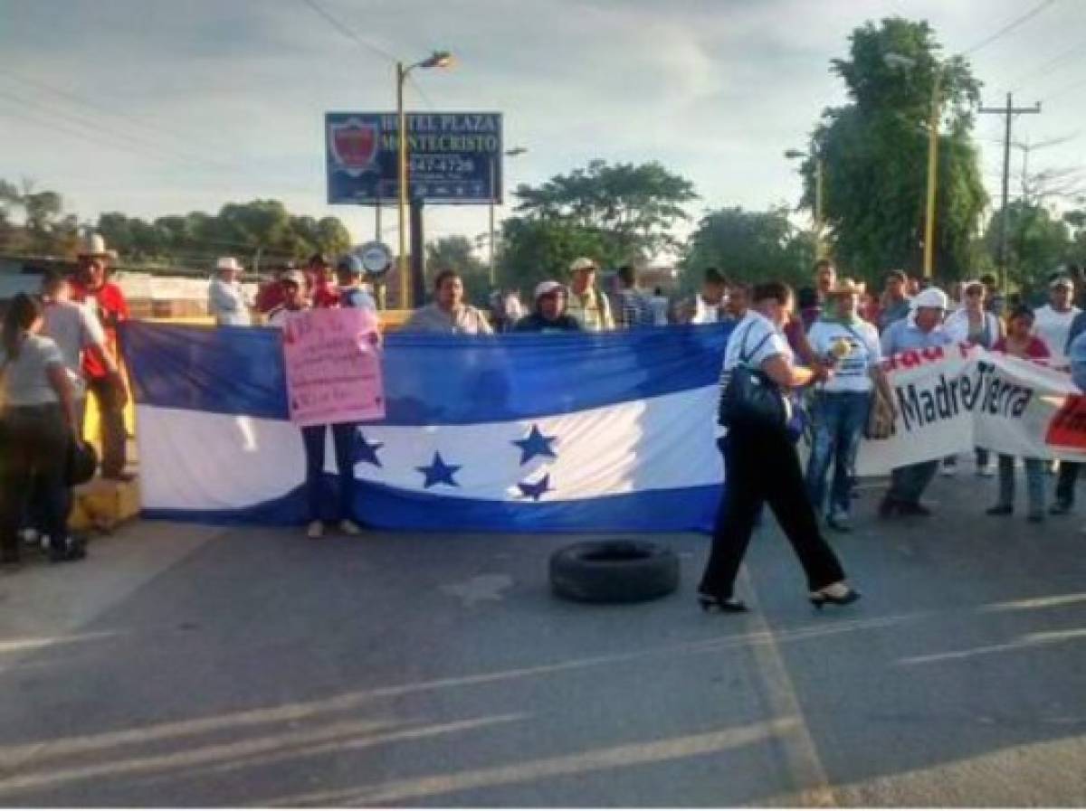Desalojan a pobladores que se tomaron vías en norte de Honduras