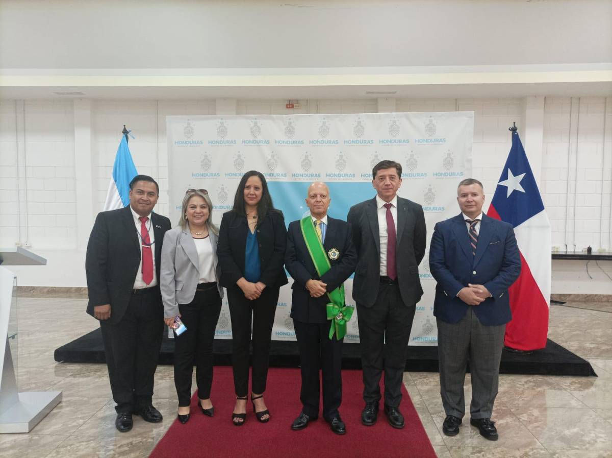 Gobierno de Honduras condecora con la Orden José Cecilio del Valle al embajador de Chile, Enrique Barriga Larraín