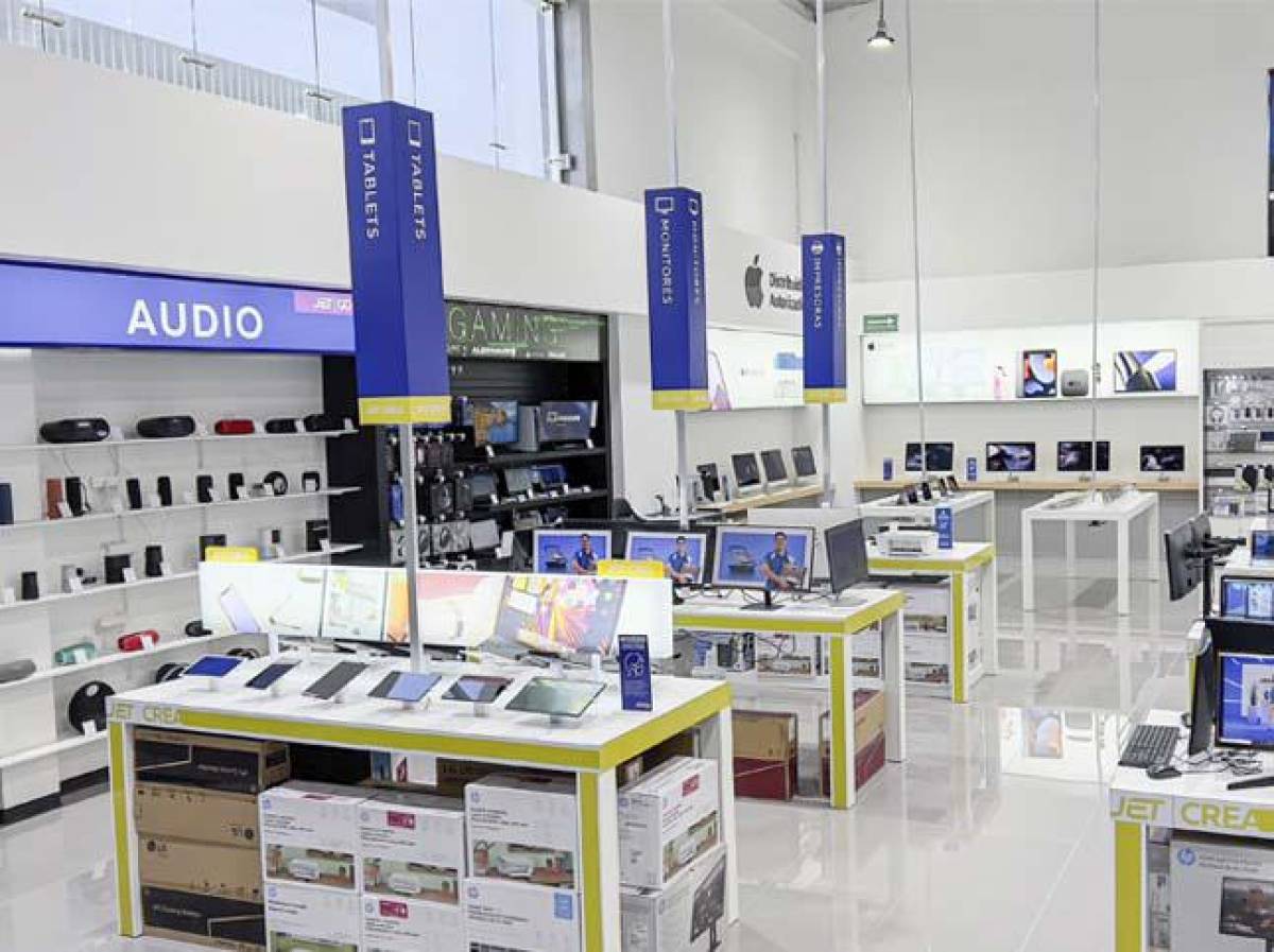 Los clientes pueden interactuar con los productos en una amplia y cómoda sala de exhibición.