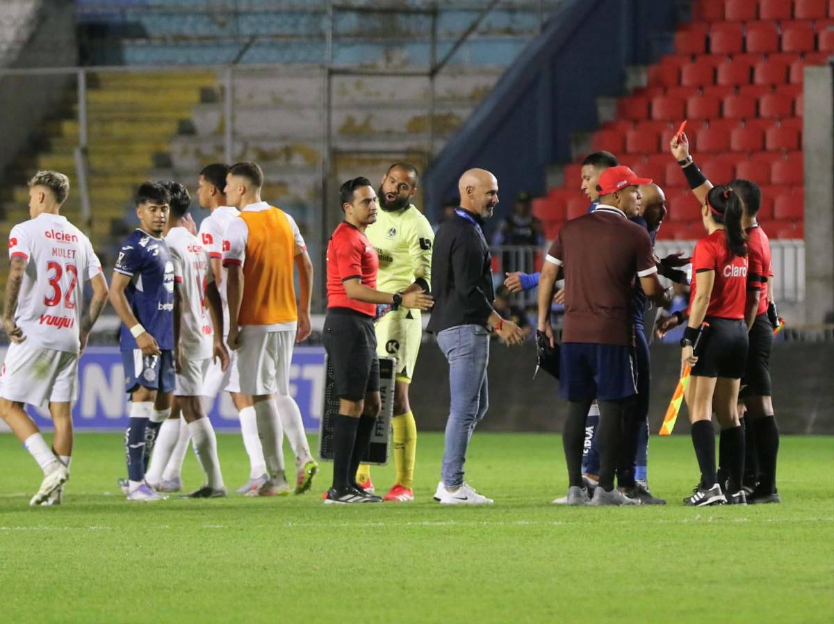 Menjívar enciende a la Revo, polémica bronca del Olimpia con el árbitro y De Olivera salvó a Motagua
