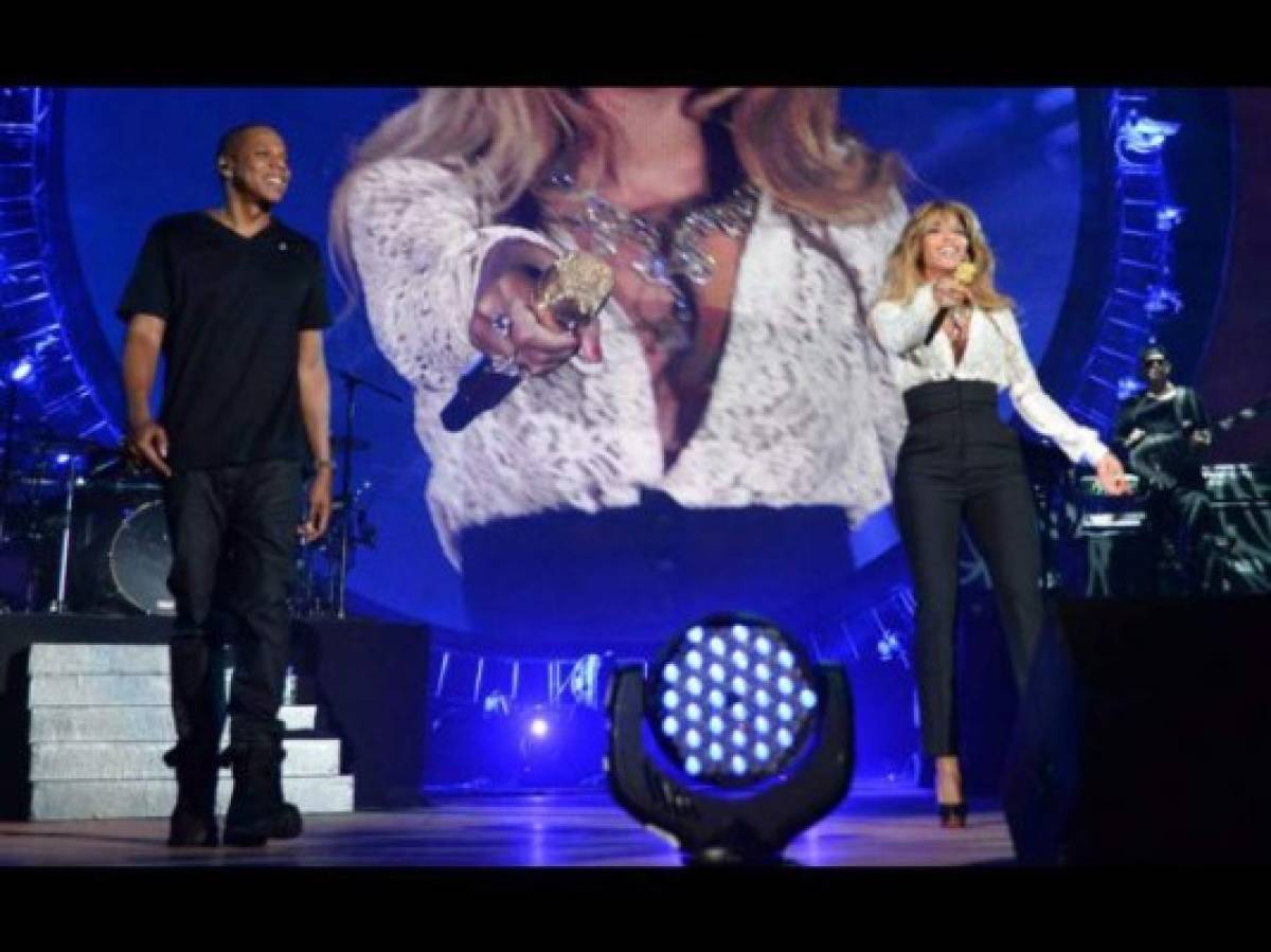Blusa ajustada juega mala pasada a Beyoncé en plena presentación