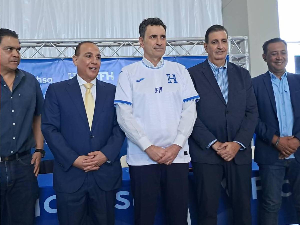 Momento incómodo y personalidades: Así se vivió la presentación del nuevo técnico de Honduras