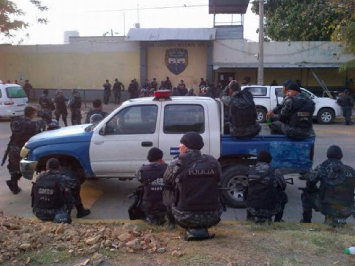 En ambiente tenso y hostil, recogen evidencias en penal del norte de Honduras