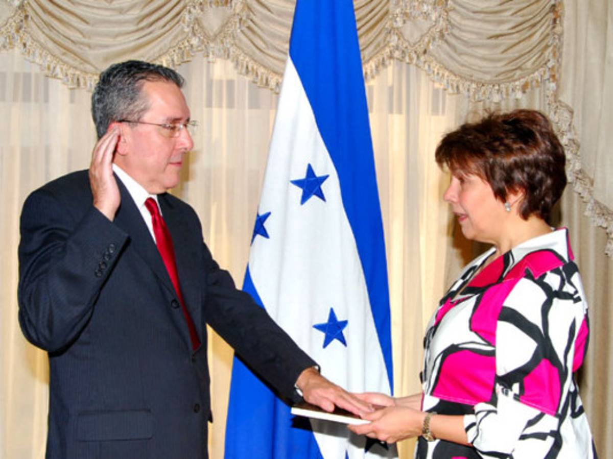 Juramentan embajadores de Honduras en Argentina y Países Bajos