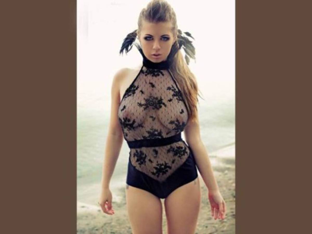 Modelo filma sus senos en cámara lenta con su iPhone 6