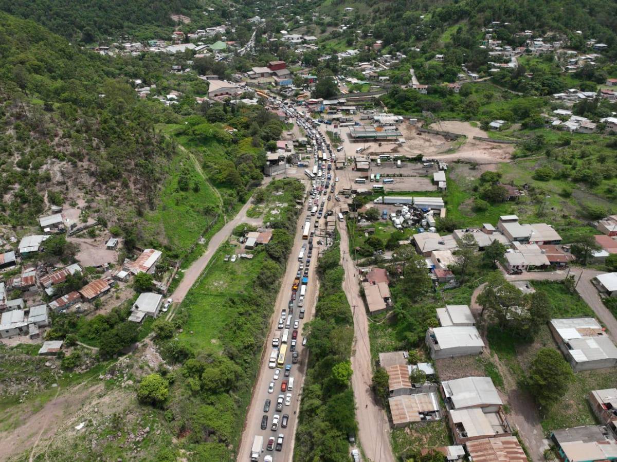 Pesado tráfico vehicular por reparación en salida a Olancho
