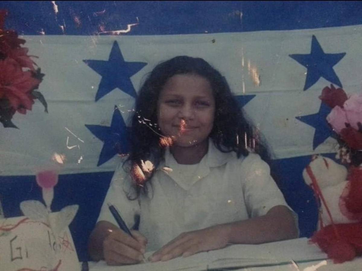 En una imagen de su niñez, en su graduación de sexto grado, la niña que soñaba con ser abogada y hoy lo es.
