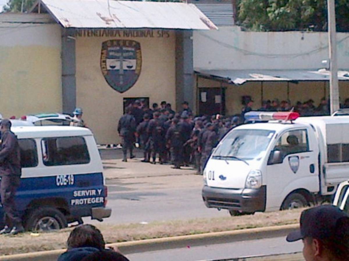 En ambiente tenso y hostil, recogen evidencias en penal del norte de Honduras