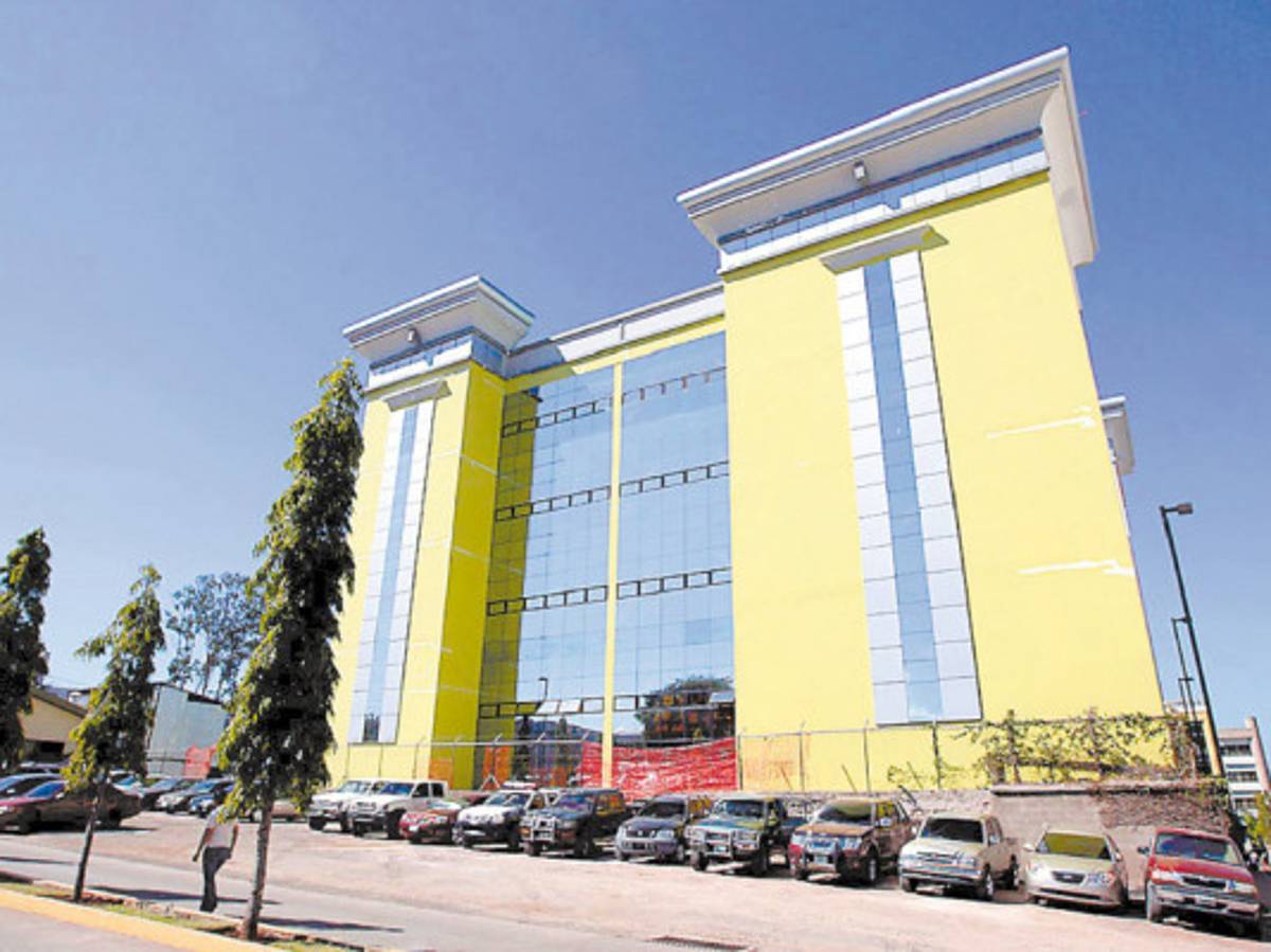 37,000 maestros buscan salirse del Inprema