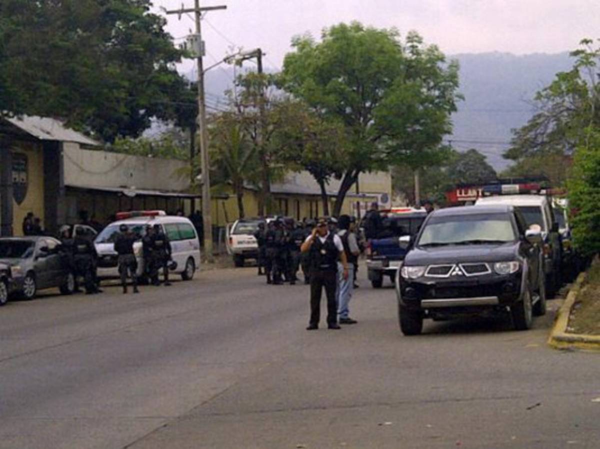 En ambiente tenso y hostil, recogen evidencias en penal del norte de Honduras