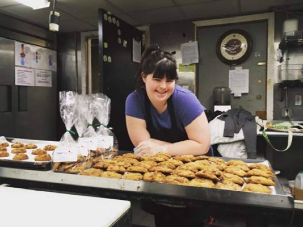 Abre su propia panadería tras ser rechazada por tener síndrome de Down