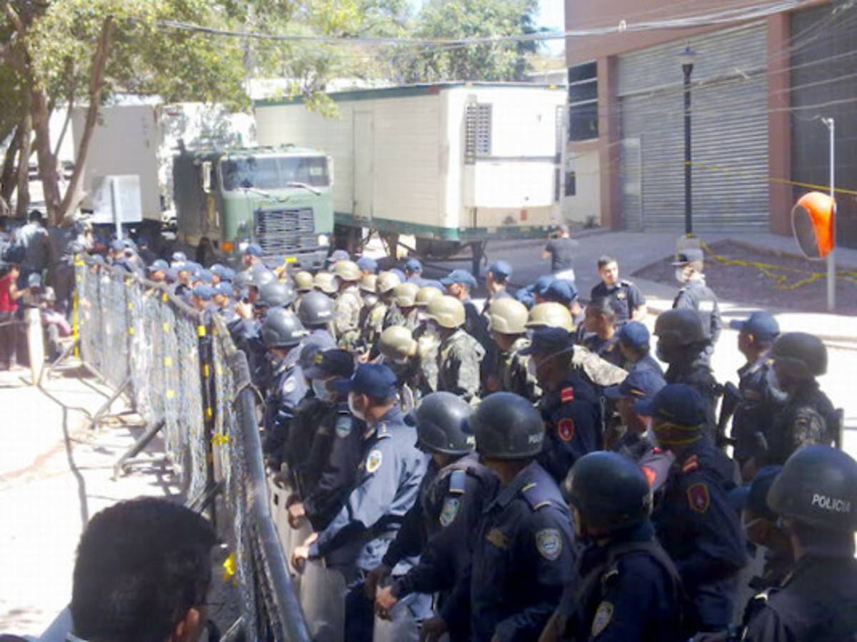 Trasladan cuerpos de víctimas en incendio de penal hondureño a la Academia de Policía