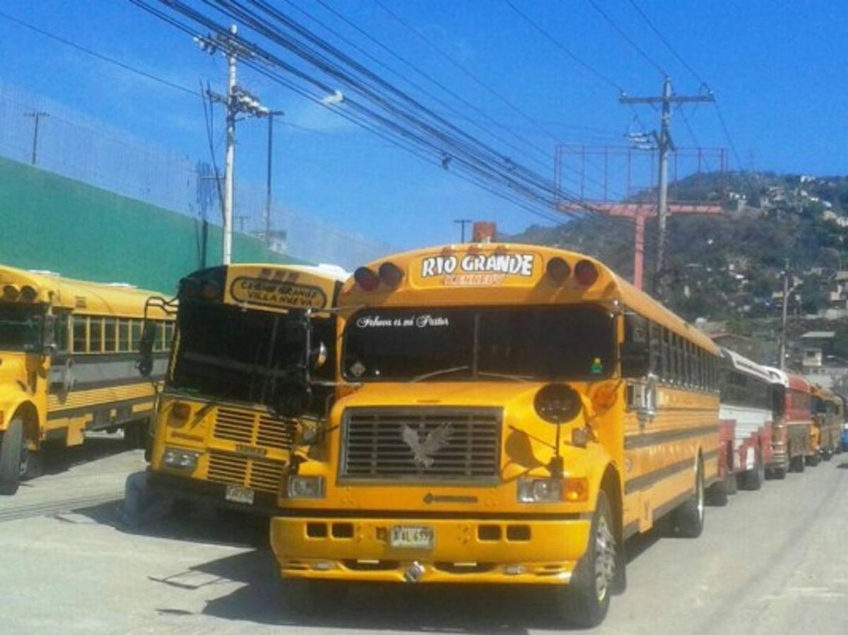 Transportistas de servicio urbano protestan por falta de pago de bonos  