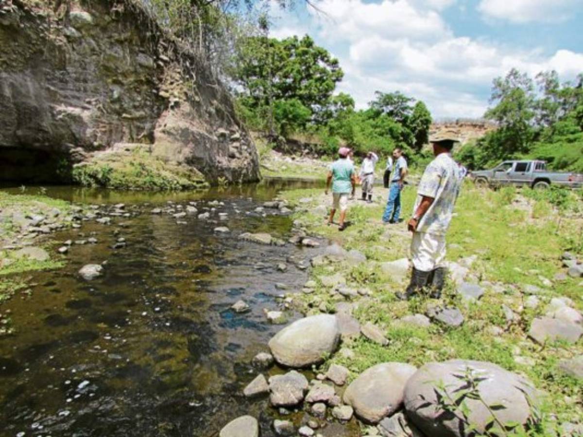 Investigan contaminación de las aguas del río Aguacates