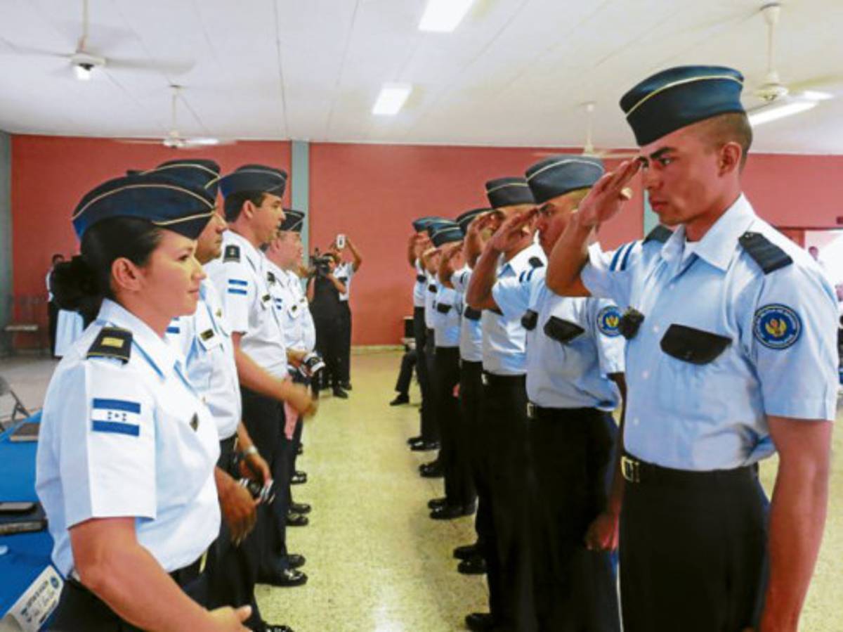 Condecoran y ascienden a cadetes de vuelo