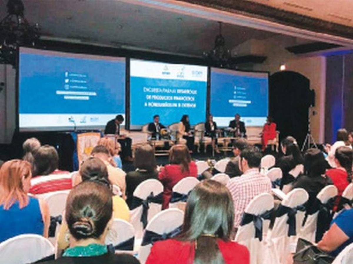 Identifican productos financieros para migrantes que viven en Estados Unidos