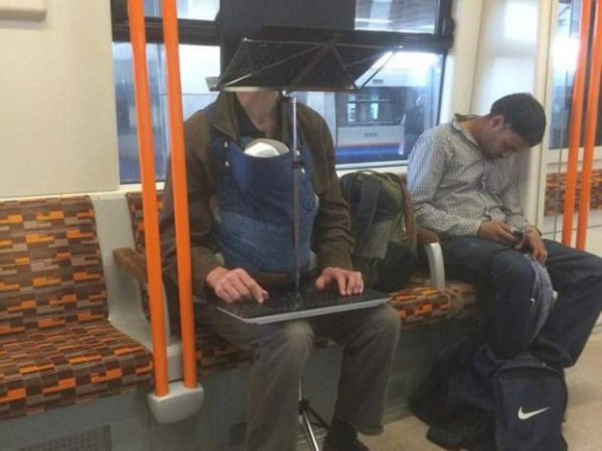 Papá carga su bebé mientras trabaja