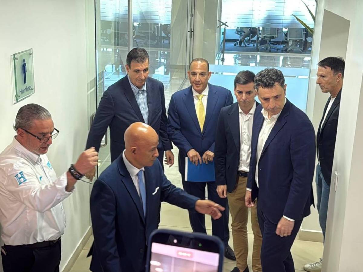 Momento incómodo y personalidades: Así se vivió la presentación del nuevo técnico de Honduras