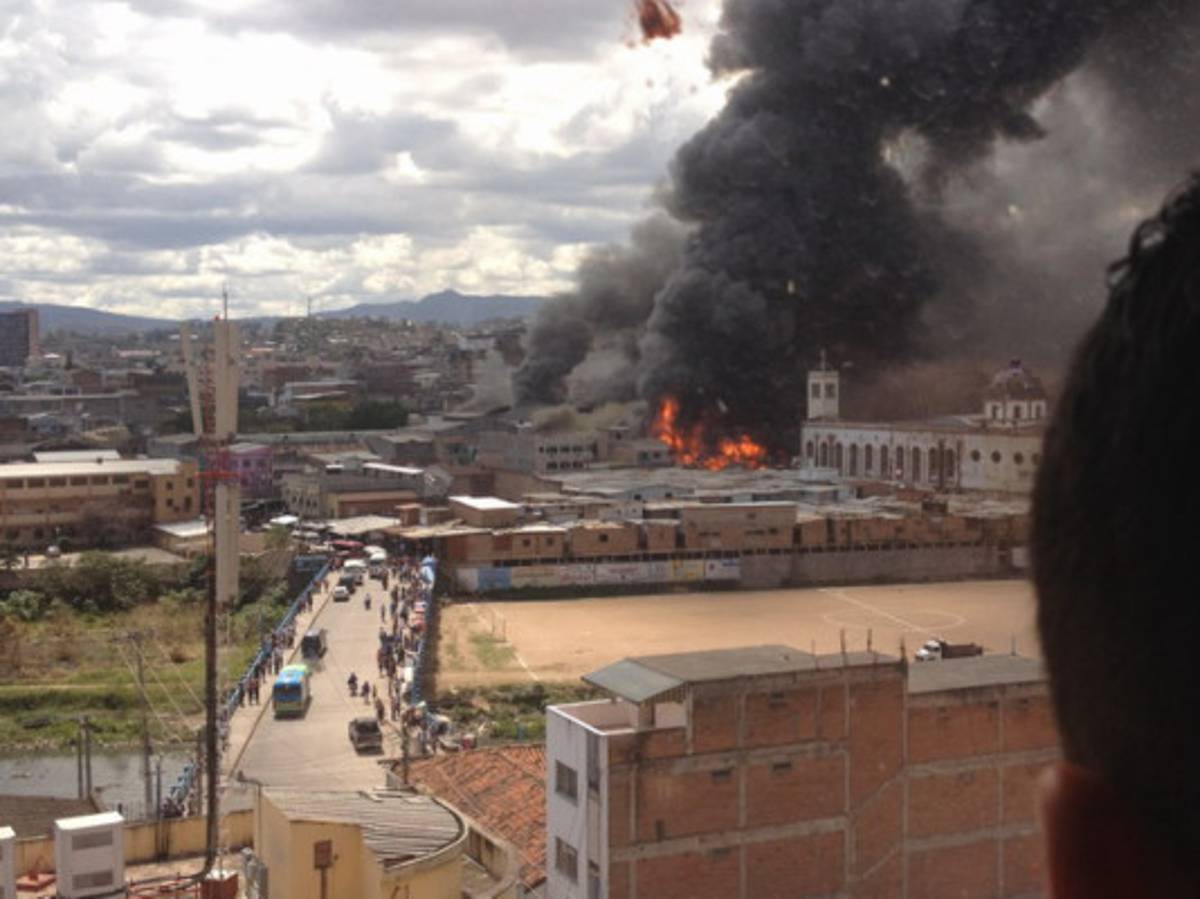 Voraz incendio arrasa con seis mercados de la capital de Honduras