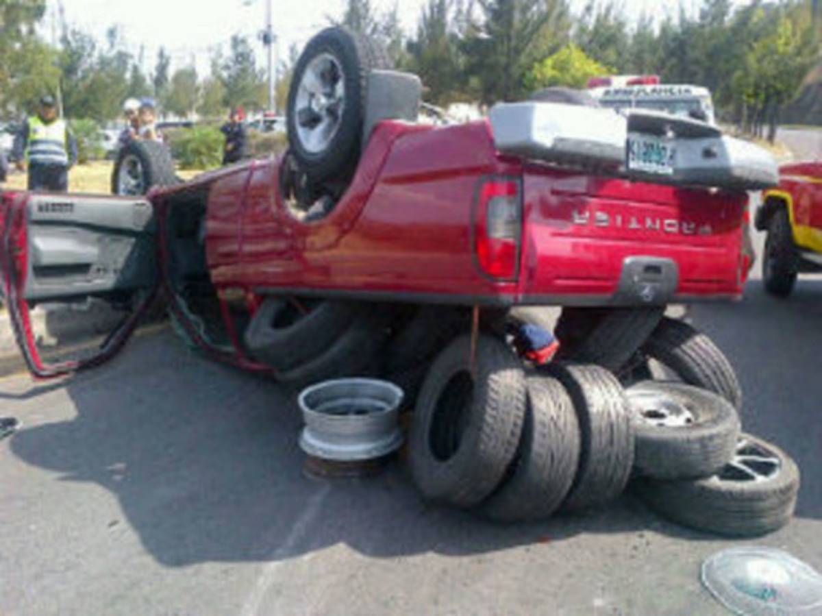 Al menos tres heridos en colisión en carretera al batallón