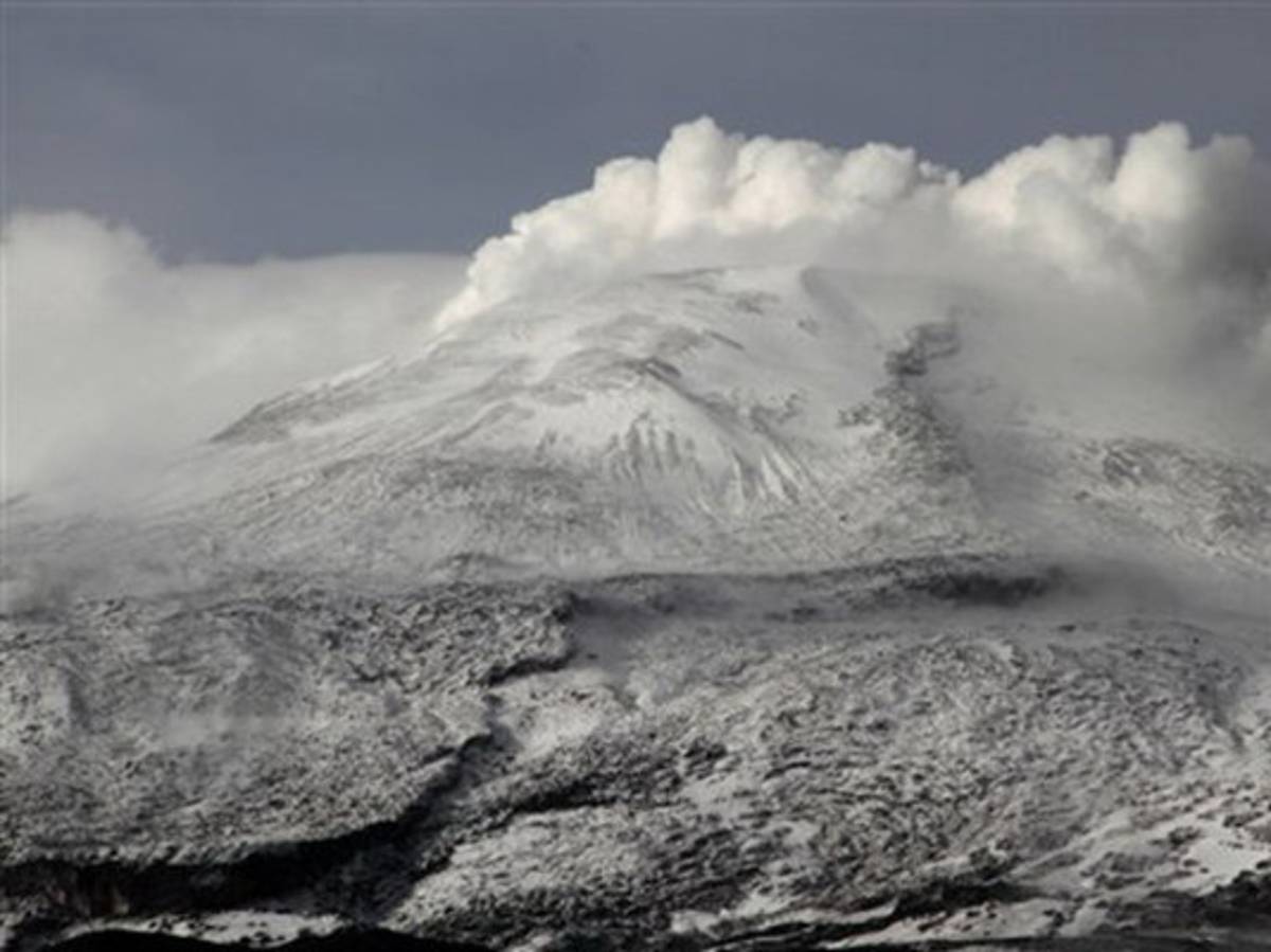 Cambian nivel de alerta por volcán en Colombia