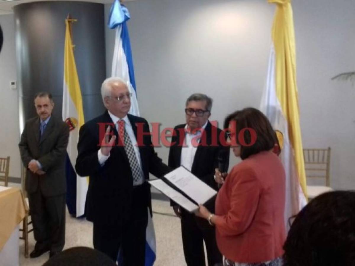 Juramentan a Francisco José Herrera Alvarado como nuevo rector interino de la Universidad Nacional Autónoma de Honduras (UNAH)