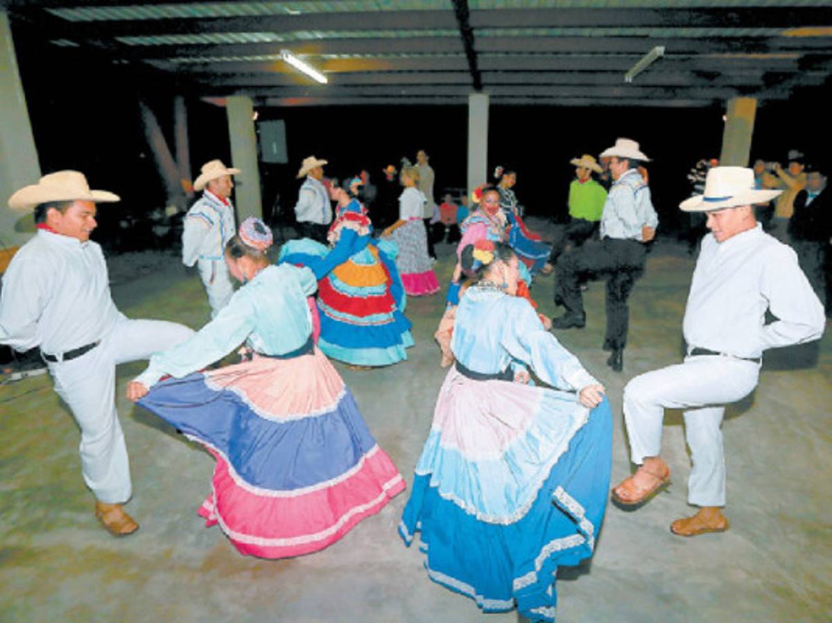 Gente que vive el folclore hondureño