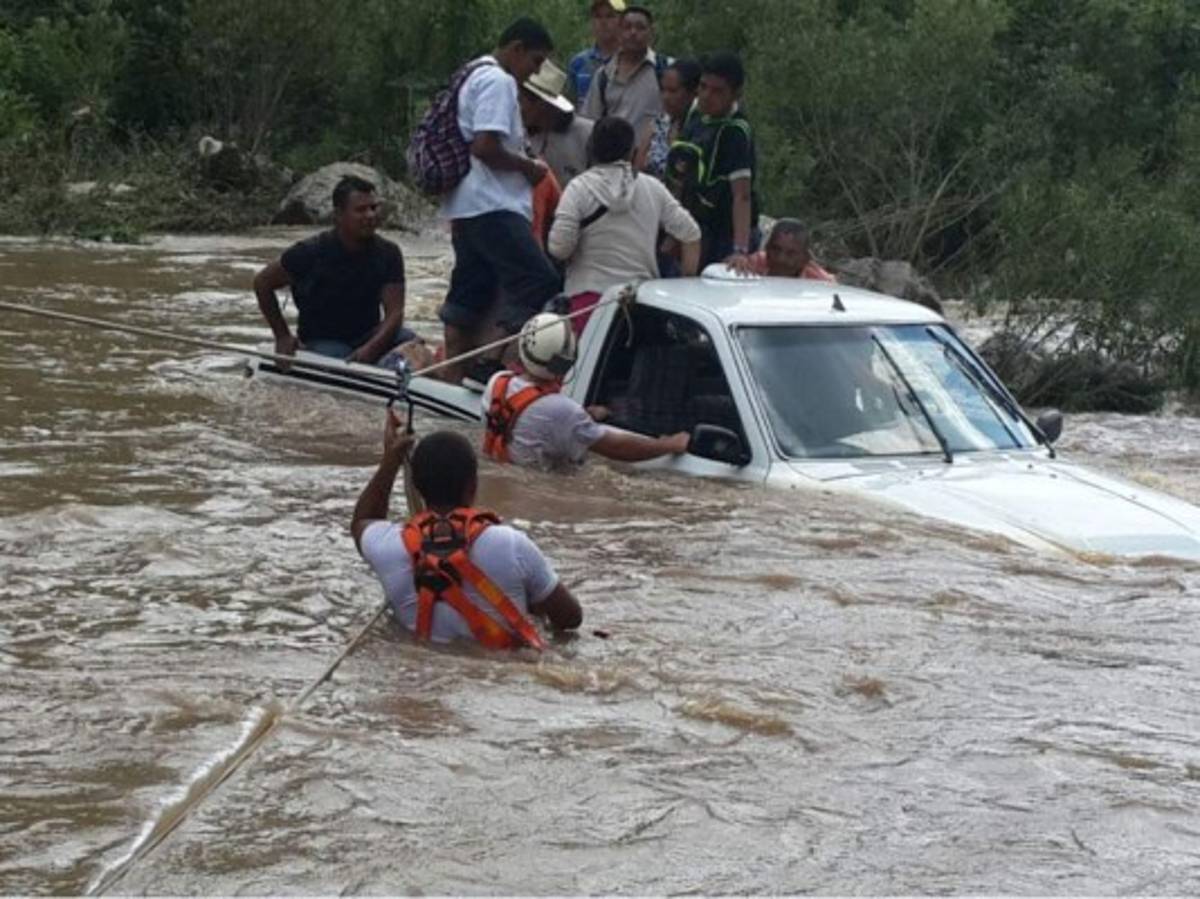 Rescatan a 13 hondureños varados en río