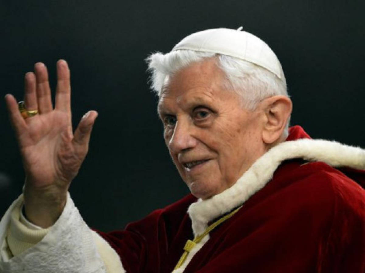 Benedicto XVI, un Papa enfermo y abrumado que se retira para refugiarse en la oración