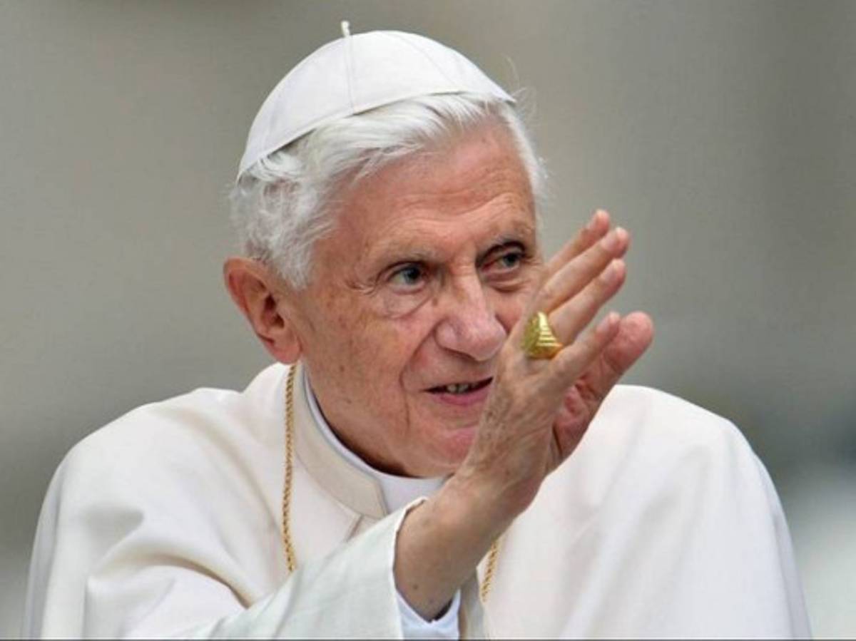 Benedicto XVI será 'Papa emérito', con sotana blanca y zapatos mexicanos