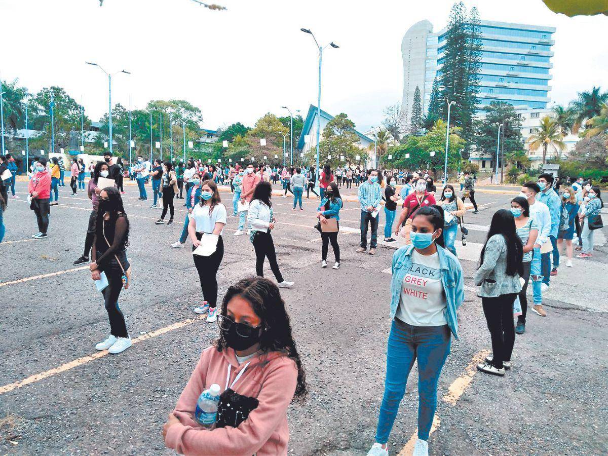 $!La prueba provoca que muchos jóvenes sean excluidos por la falta de cupos.