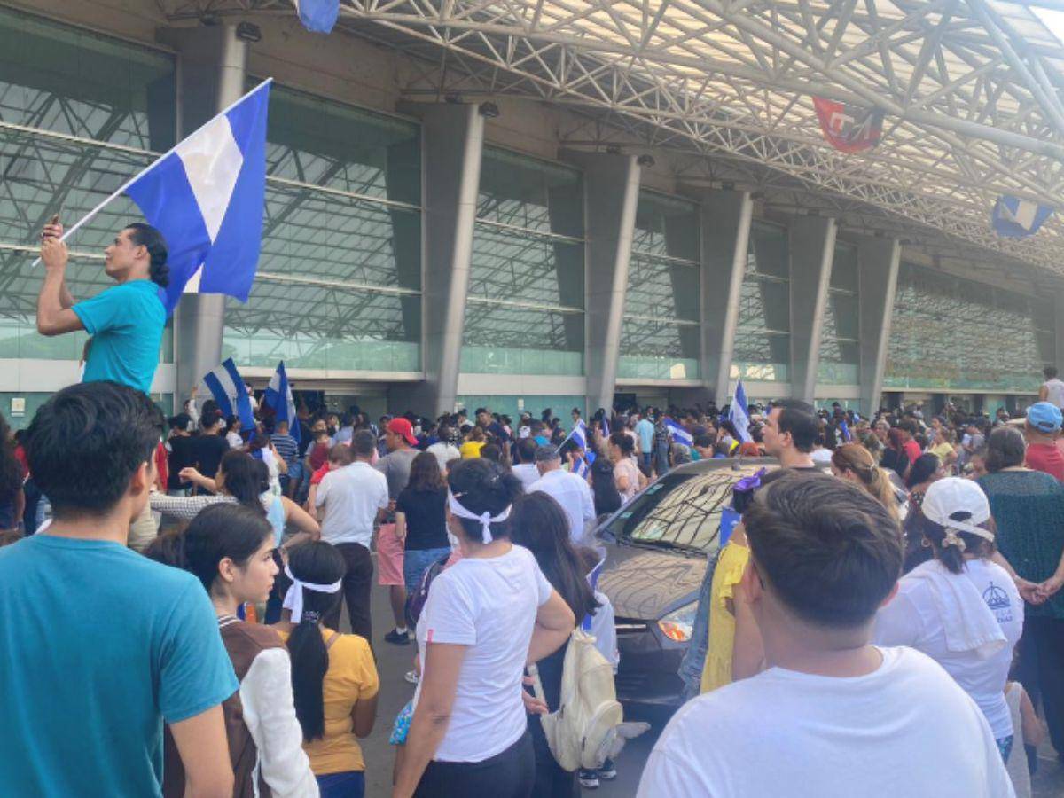 $!Miles de personas acudieron a un falso llamado a recibir a la nueva Miss Universo 2023, Sheynnis Palacios.